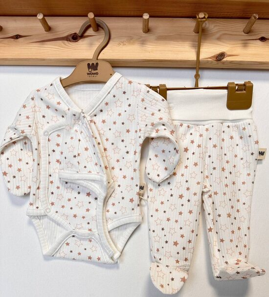 Balts ar bēšām zvaigznītēm