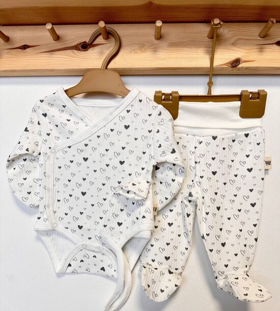 Balts ar tumšām sirsniņām