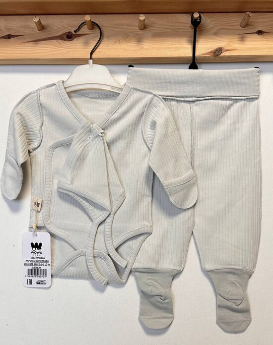 Gaiši pelēks ar vīlītēm ārpusē