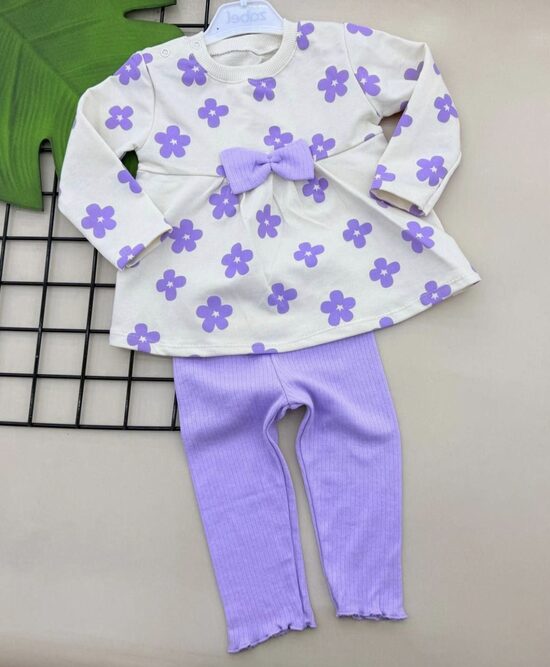 Komplekts lillā ar ziediem